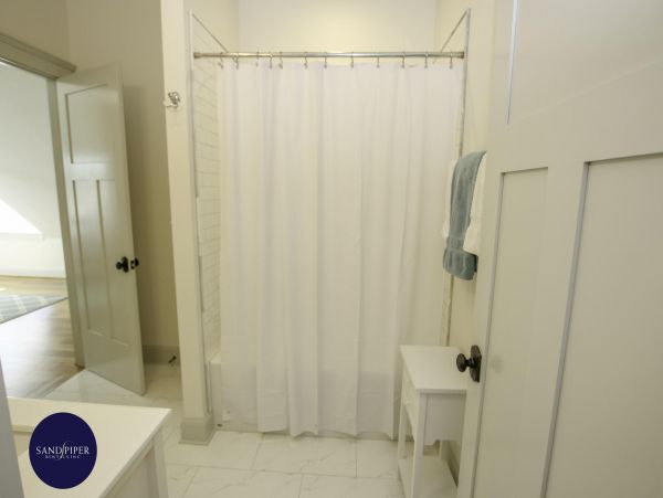 Cape Cod Home 995234