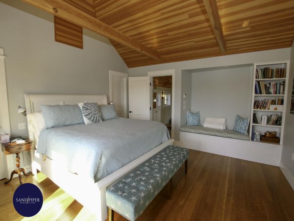 Cape Cod Home 995235