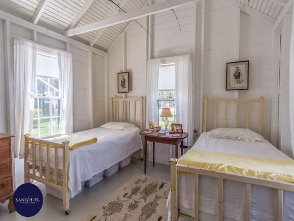 Cape Cod Home 995236