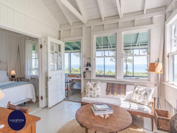 Cape Cod Home 995236