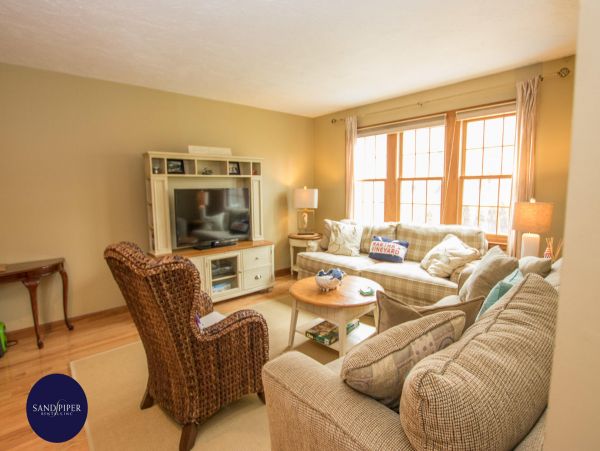 Cape Cod Home 995237