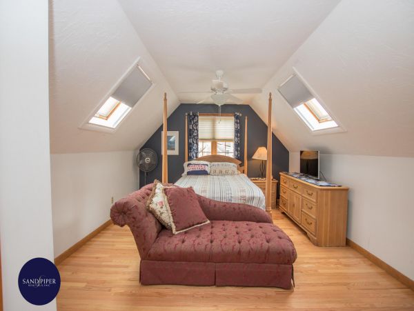 Cape Cod Home 995237