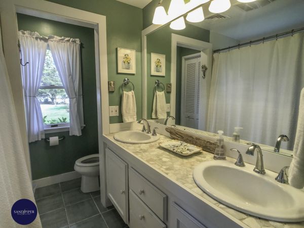 Cape Cod Home 995238
