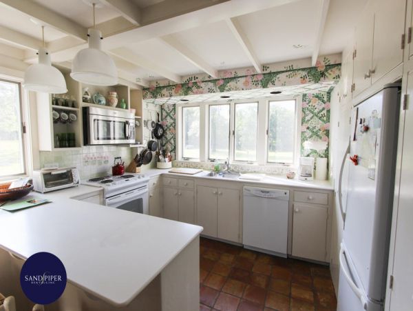 Cape Cod Home 995240
