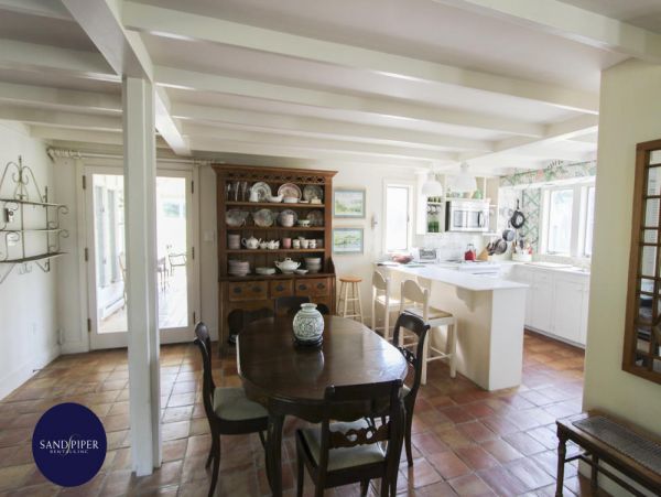 Cape Cod Home 995240