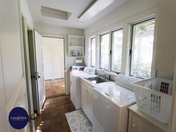 Cape Cod Home 995240