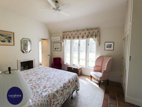 Cape Cod Home 995240