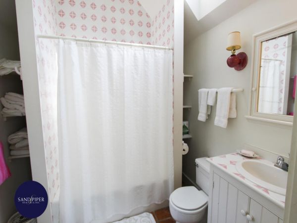 Cape Cod Home 995240