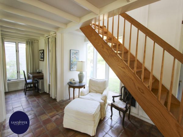 Cape Cod Home 995240