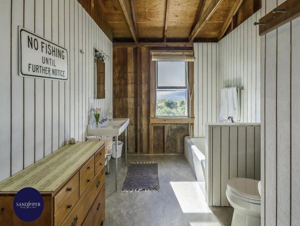 Cape Cod Home 995241