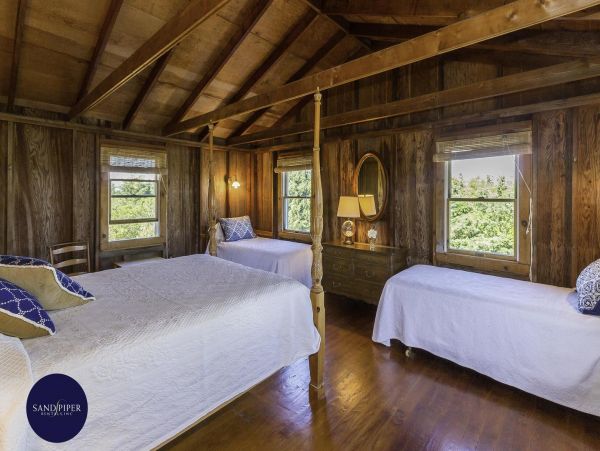 Cape Cod Home 995241
