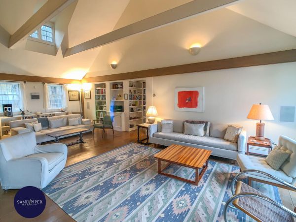 Cape Cod Home 995242