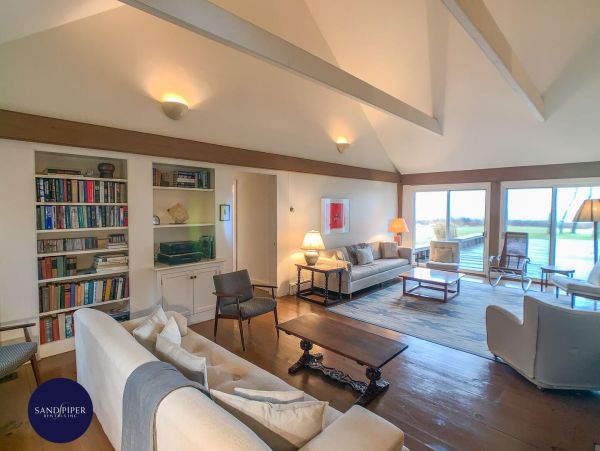 Cape Cod Home 995242