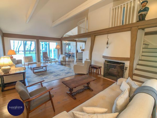 Cape Cod Home 995242