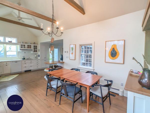 Cape Cod Home 995242