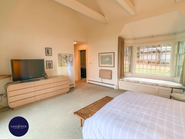 Cape Cod Home 995242