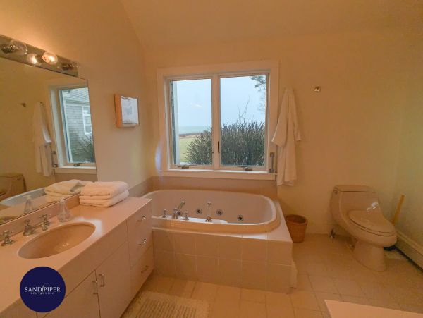 Cape Cod Home 995242