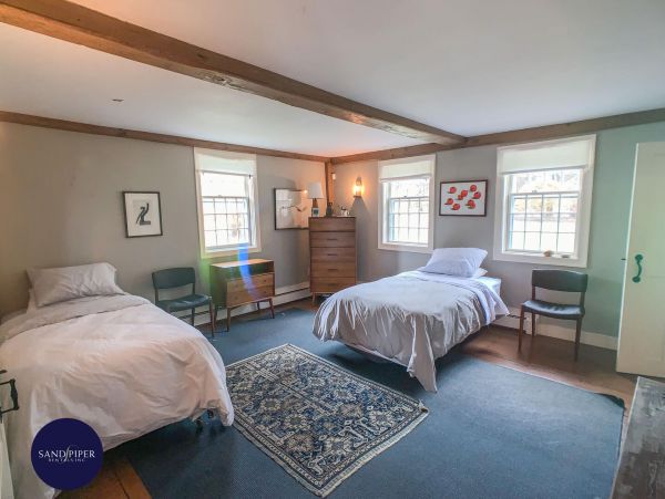 Cape Cod Home 995242