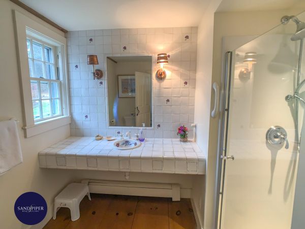 Cape Cod Home 995242