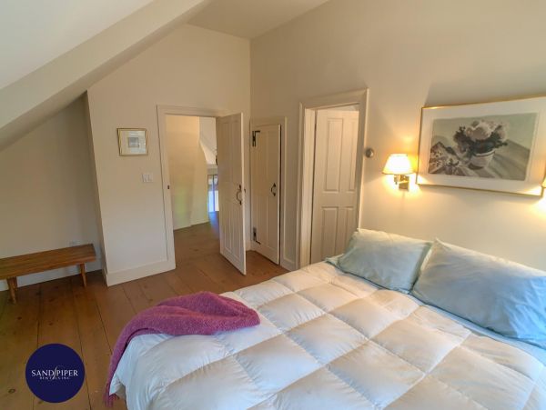 Cape Cod Home 995242