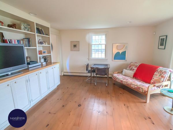 Cape Cod Home 995242