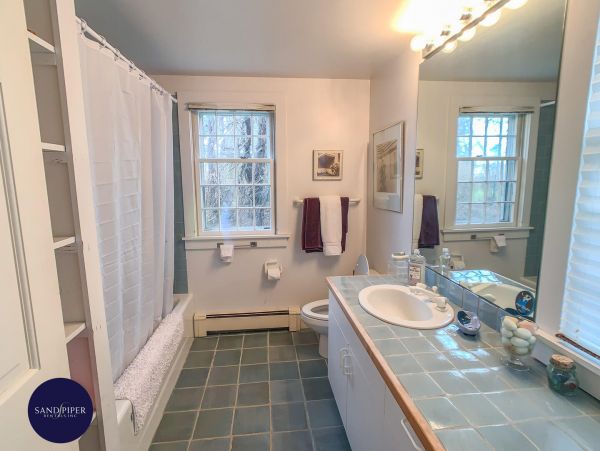 Cape Cod Home 995242