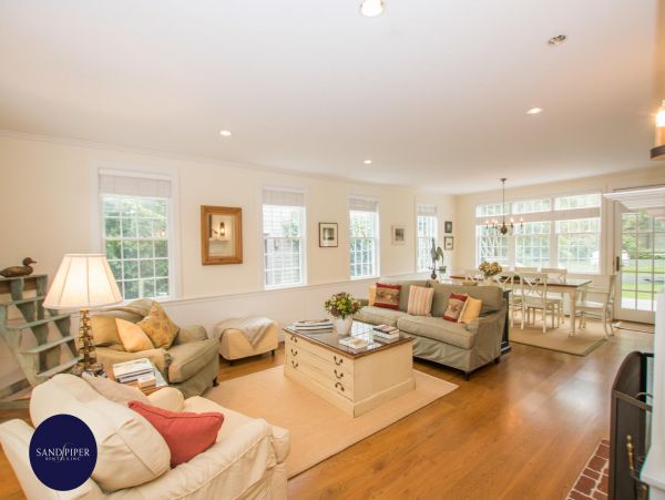 Cape Cod Home 995243