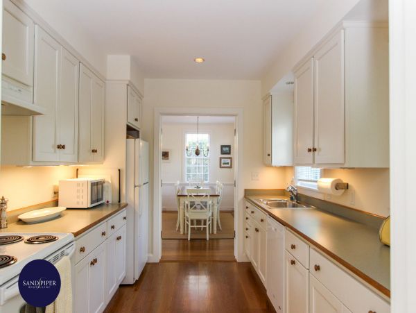 Cape Cod Home 995243