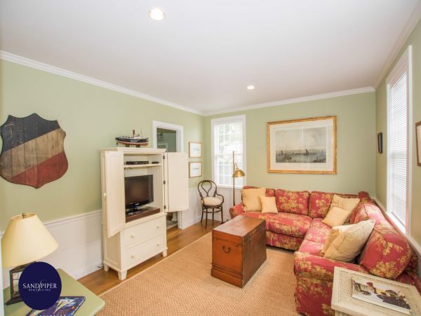 Cape Cod Home 995243