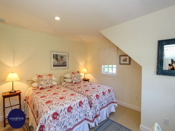 Cape Cod Home 995243
