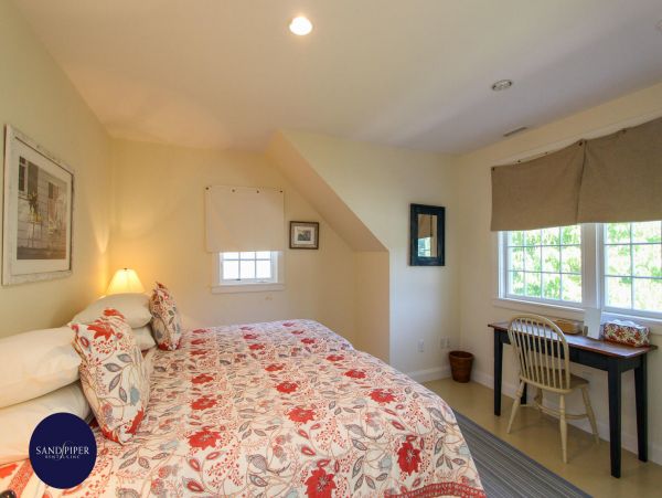Cape Cod Home 995243