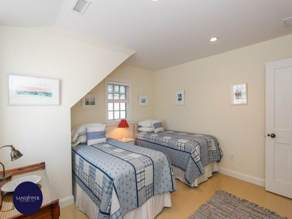 Cape Cod Home 995243