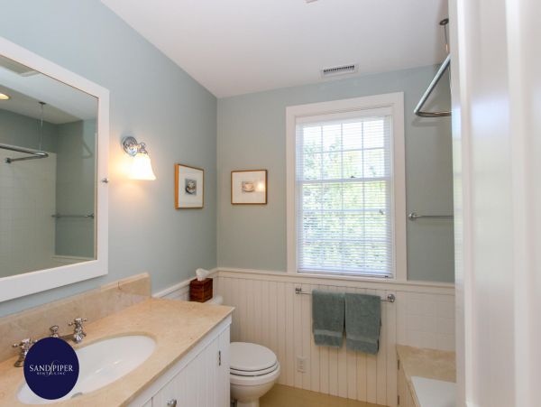 Cape Cod Home 995243