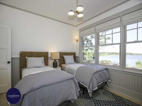 Cape Cod Home 995245