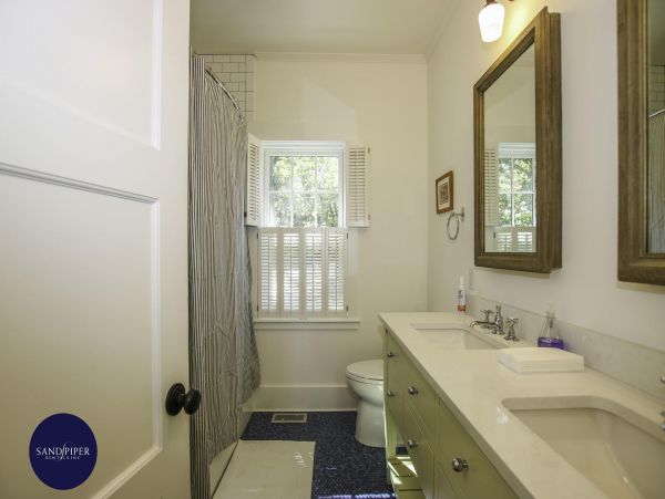 Cape Cod Home 995245