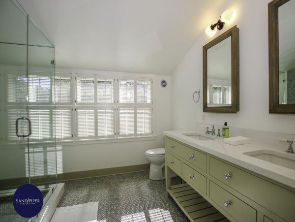 Cape Cod Home 995245