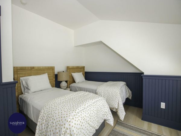 Cape Cod Home 995245