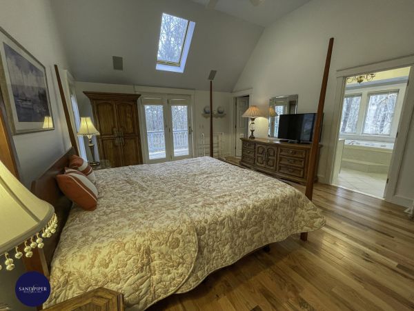 Cape Cod Home 995246
