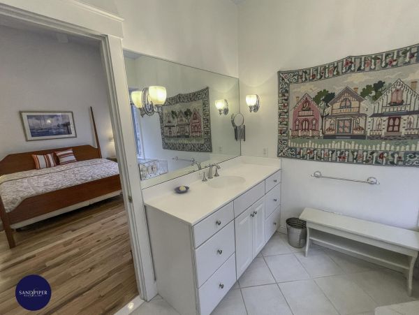 Cape Cod Home 995246