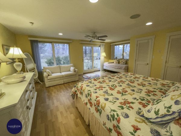 Cape Cod Home 995246
