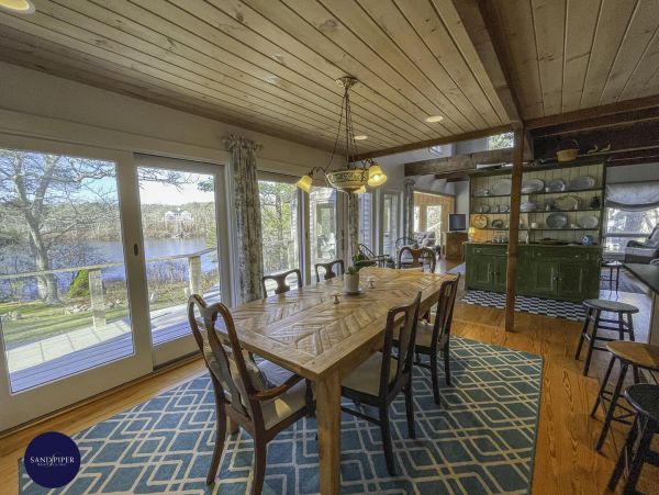 Cape Cod Home 995249