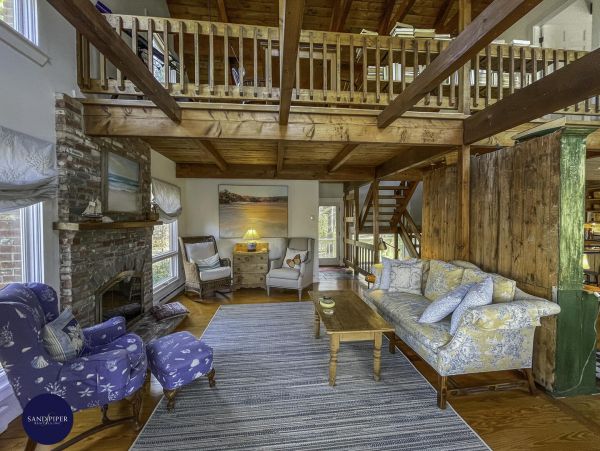 Cape Cod Home 995249
