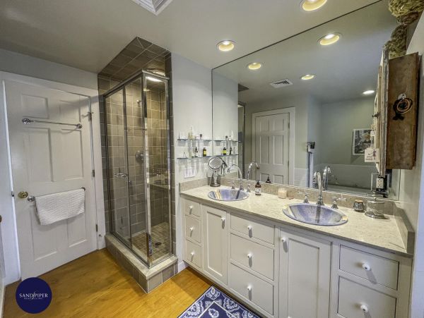 Cape Cod Home 995249