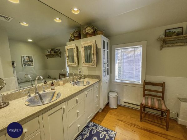Cape Cod Home 995249