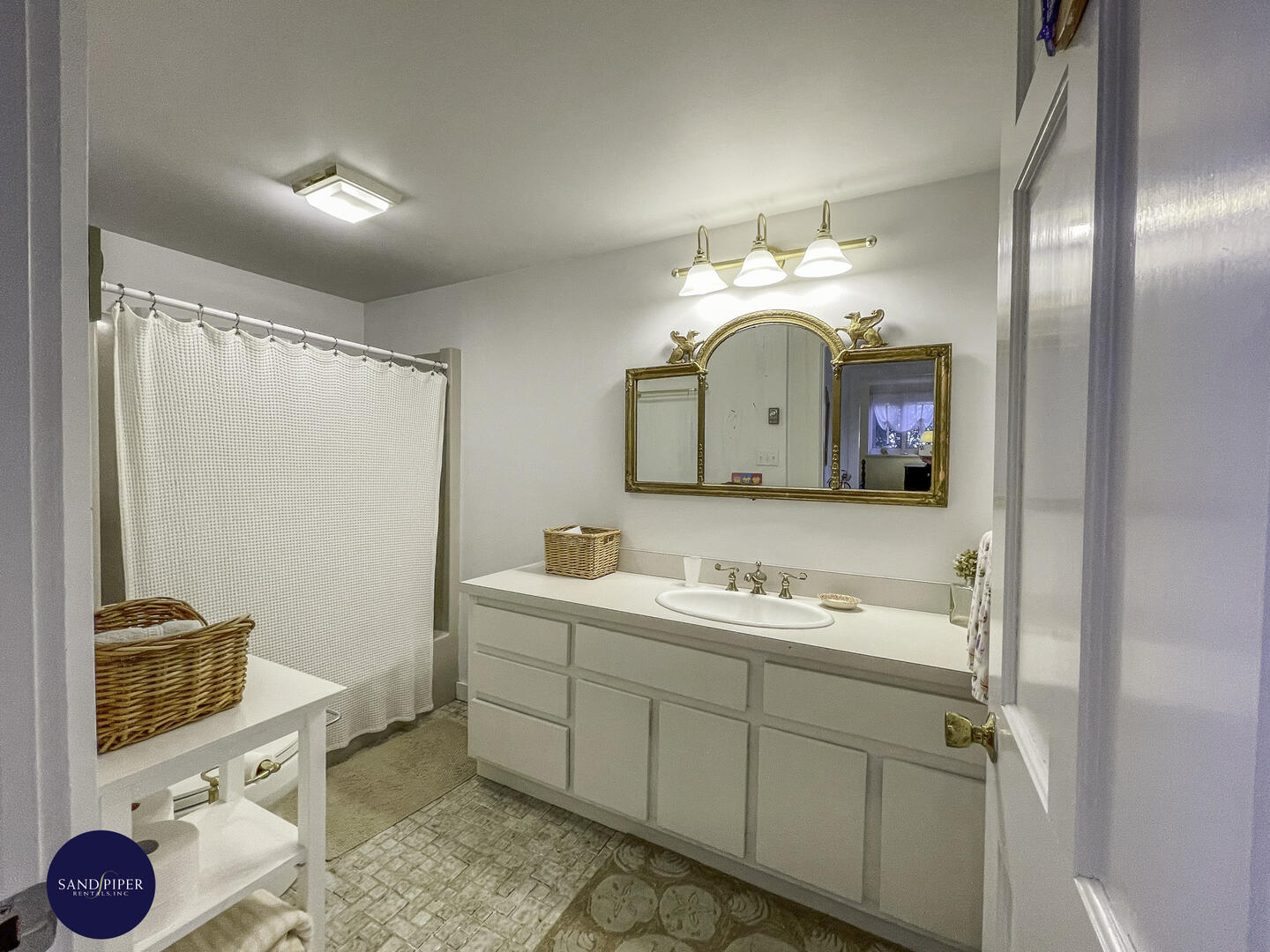 Cape Cod Home 995249