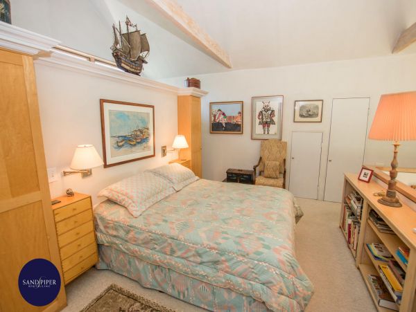 Cape Cod Home 995252