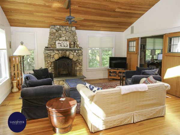 Cape Cod Home 995253