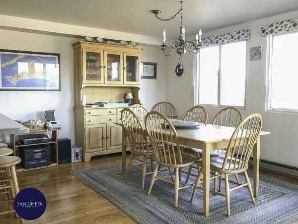 Cape Cod Home 995254
