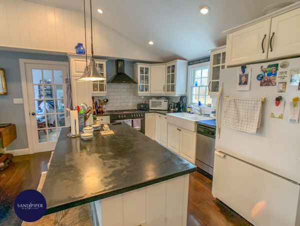 Cape Cod Home 995255
