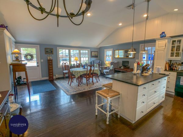 Cape Cod Home 995255